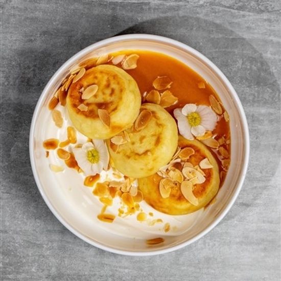 Сырники с солёной карамелью и миндалём