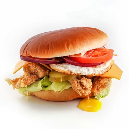 Чикен-Бургер с гранатовым соусом и яйцом