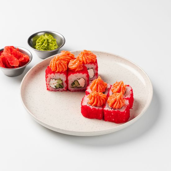 Ролл с шапкой из лосося