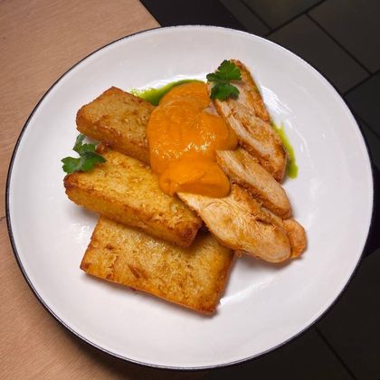 Картофельный хашбраун с цыпленком Су-вид и овощной сальсой