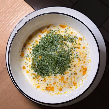 Сливочный суп с курицей и зеленью