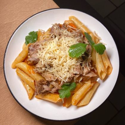 Паста с мясом свиного ребра и овощами