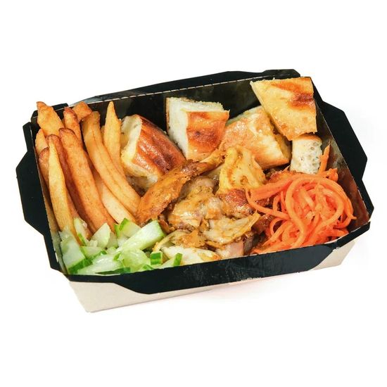 На тарелке с курицей