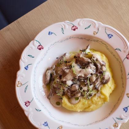 Бефстроганов с картофельным пюре и шампиньонами