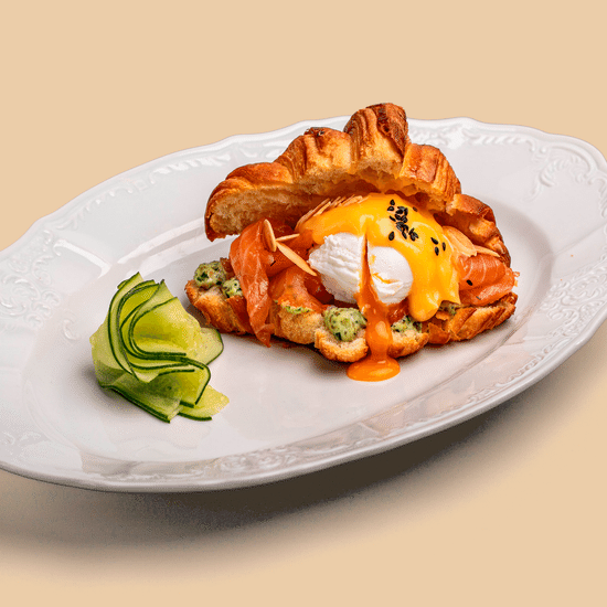 Круассан с Лососем и яйцом пашот