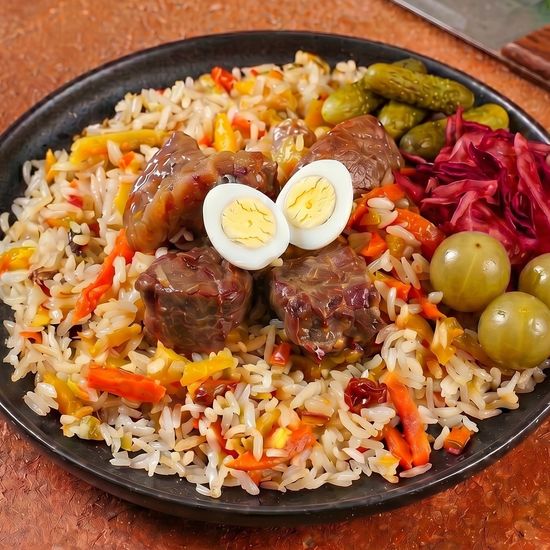 Плов с говядиной и перепелиными яйцами