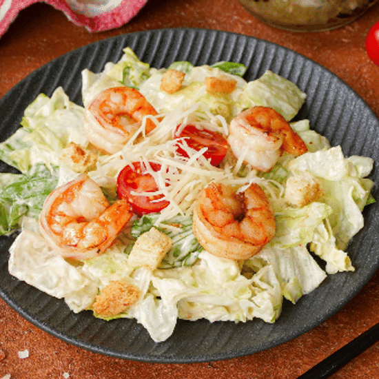 Салат цезарь с креветками