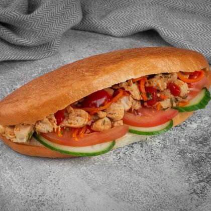 Булка с мясом курицы