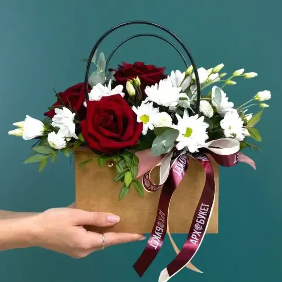 Сумочка с розами и хризантемой