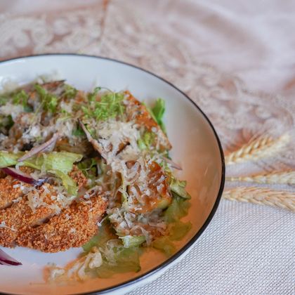 С куриным шницелем и кориандровым соусом