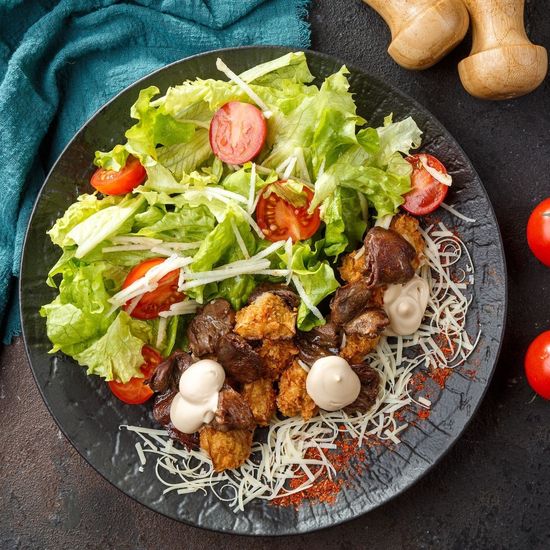Салат с куриными сердечками хрустящими бакалажанми