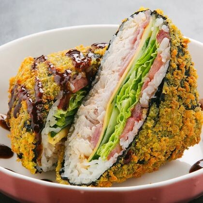 Онигири с курицей и беконом