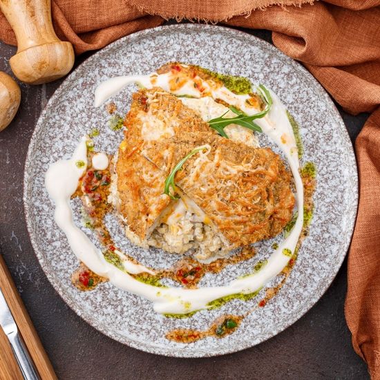 Шницель куриный фаршированный сыром с грибны булгуром