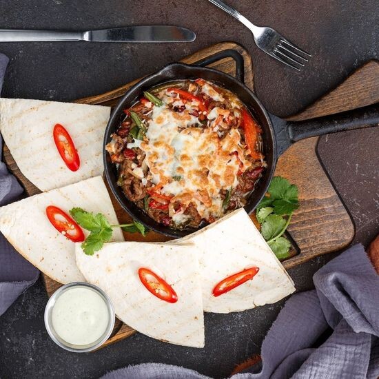 Мясо мексиканском стиле запеченое под сырной шапочкой