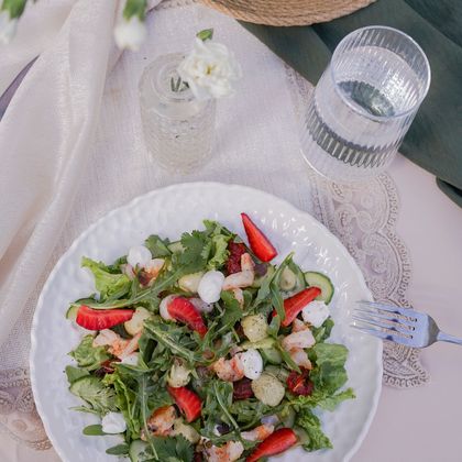 Салат со свежей клубникой и креветками