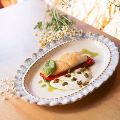 Судак с печеным перцем и кранч каперсами