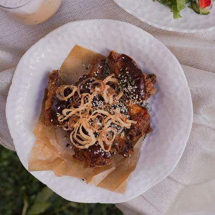 Куриные крылья с соусом BBQ и хрустящим луком