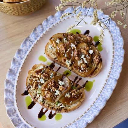 Брускетта с цитрусовой грушей и сыром дор-блю