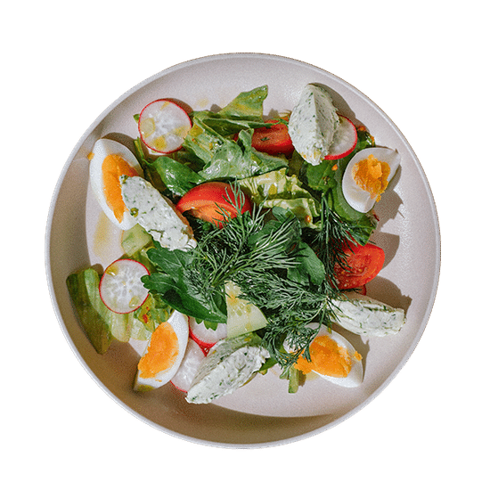 Салат с черемшой и свежими овощами