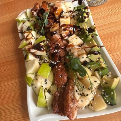 Салат с яблоком и курицей на гриле Тайский