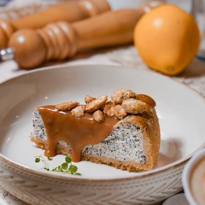 Чизкейк с маком, с карамелью и арахисом