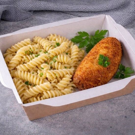 Макароны с котлетой лакомка