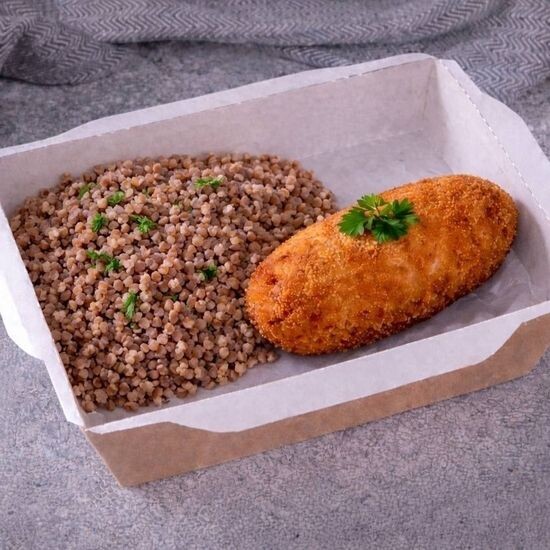 Гречка с котлетой лакомка