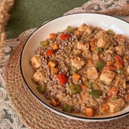 Фрикасе из куриного бедра в сливочно-томатном соусе с гречкой