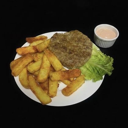 Сочная котлета из свинины и курицы, картофель фри и фирменный розовый соус 