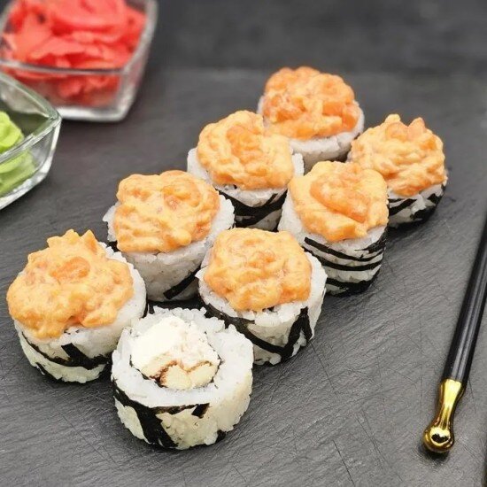 Ролл Снежный краб под шапкой из лосося тартар