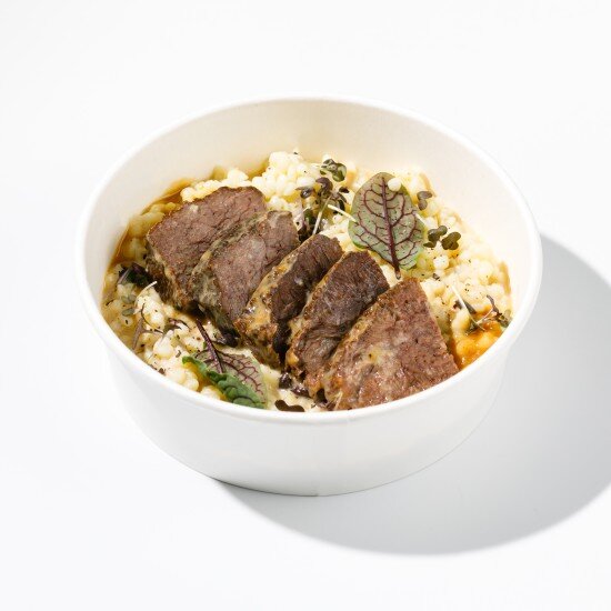 Птитим с томленой говядиной под пикантным соусом