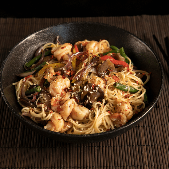 Чоу мейн с  тигровой креветкой