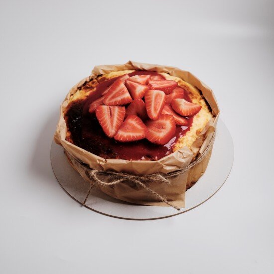 Чизкейк Сан-себастьян с ягодным соусом и свежей клубникой