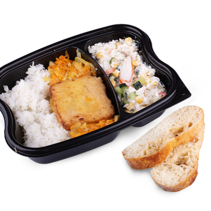 Рис с рыбной котлетой и салатом Крабовый