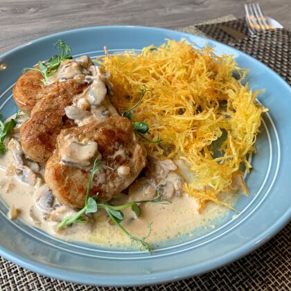 Медальоны в сливочно-грибном соусе