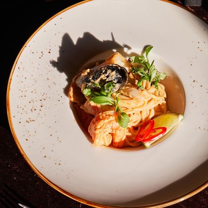 Паста с морепродуктами в соусе том ям