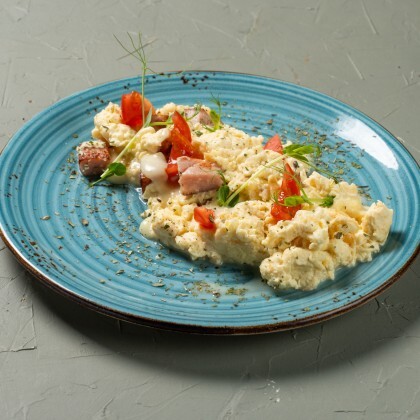 Скрембл с лососем и холодным брокколи