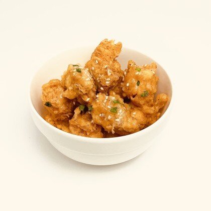 Хрустящие кусочки куриного филе, крылышки или ножки в ореховом соусе