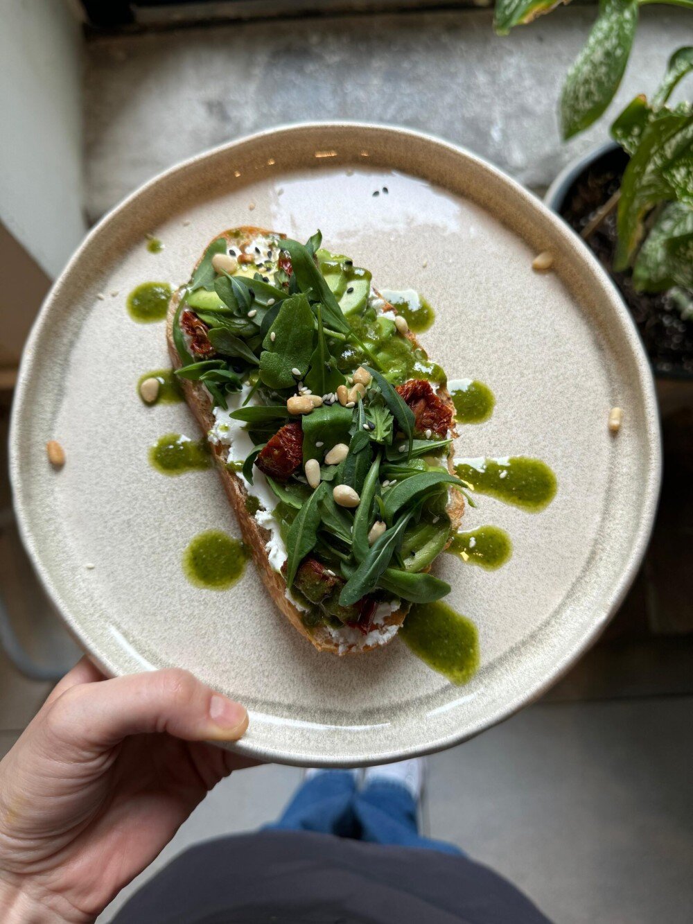 Тост с авокадо и сыром