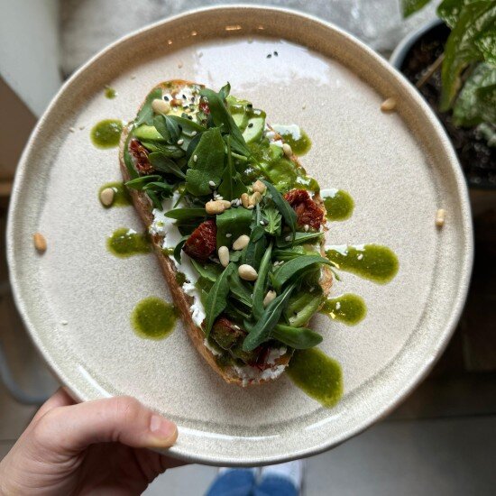 Тост с авокадо и сыром