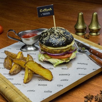 Чёрный бургер «Восточная ночь»