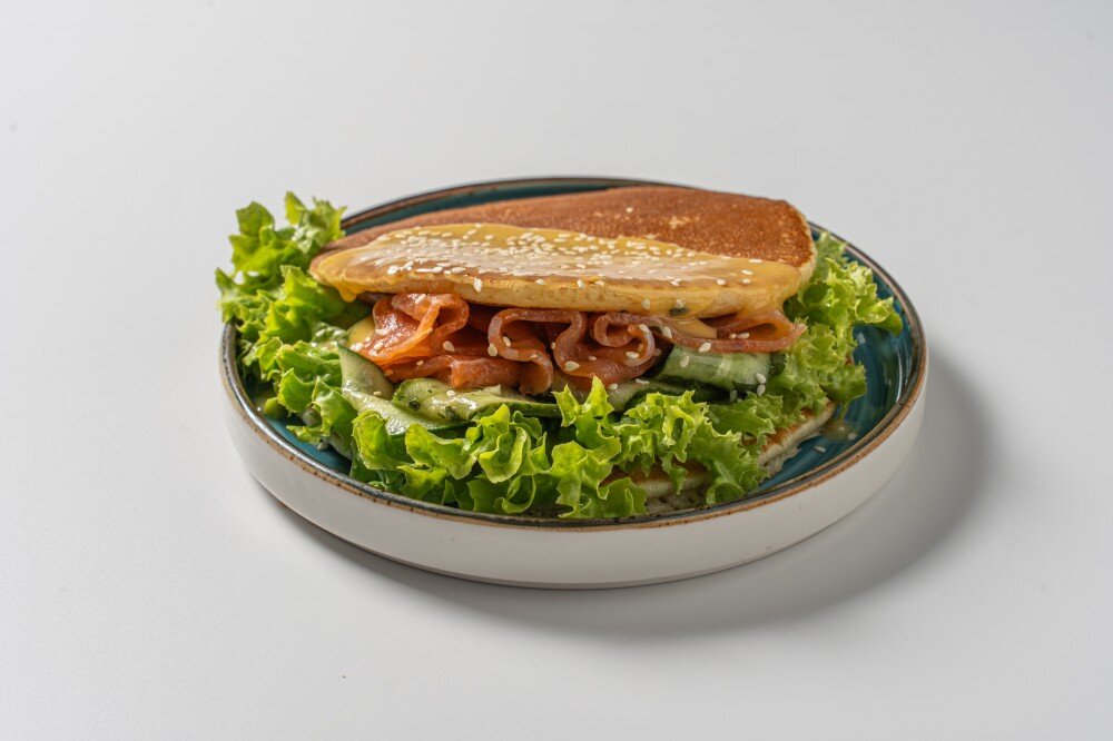 Панкейк с лососем и кремом из авокадо