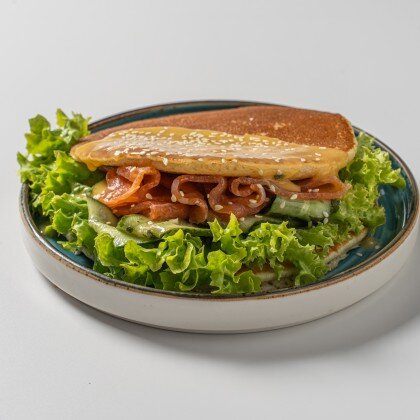 Панкейк с лососем и кремом из авокадо