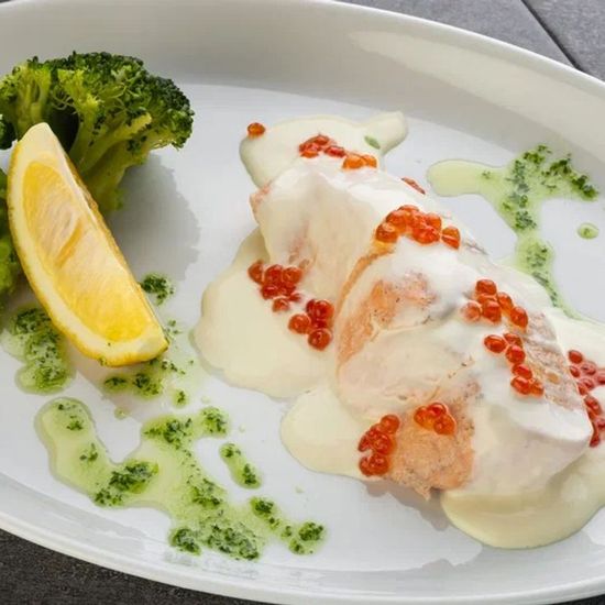 Лосось в сливочно-икорном соусе