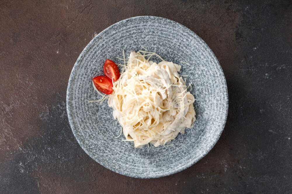 Феттучини с курицей и грибами в сливочном соусе