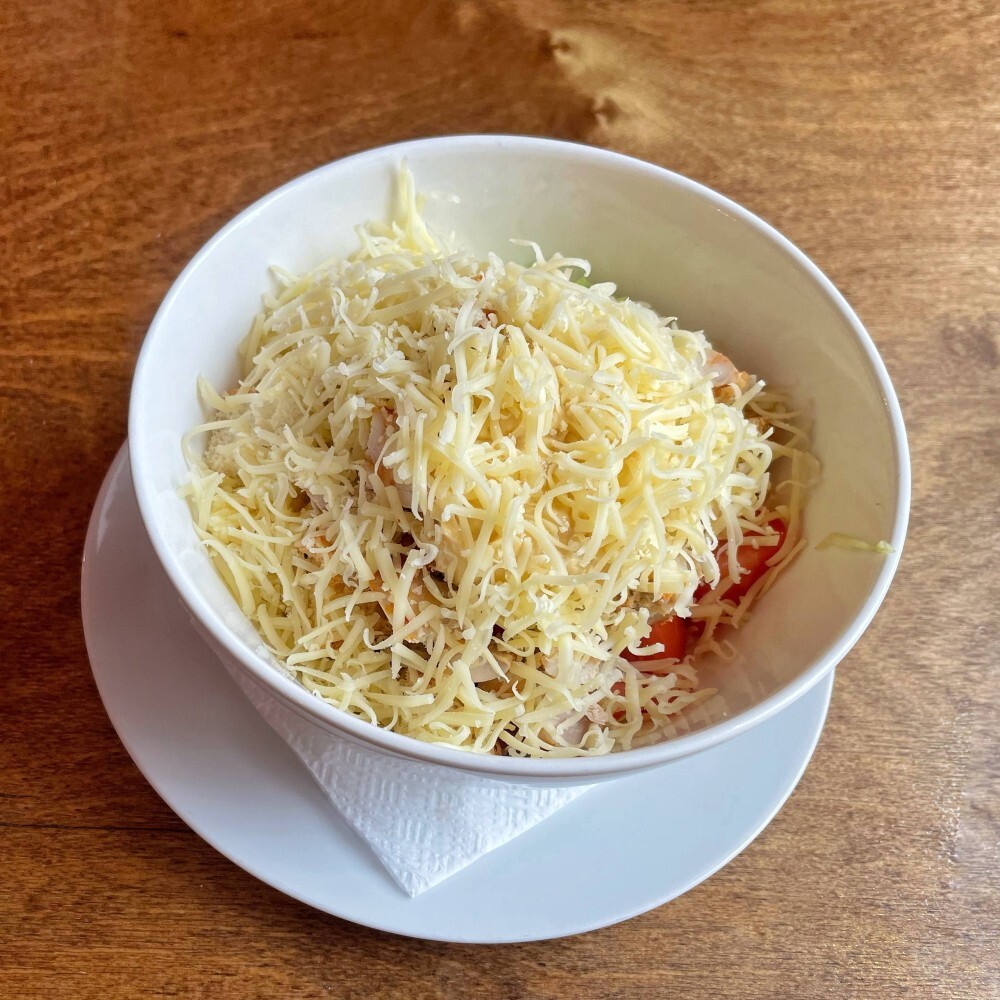 Салат с курицей под соусом Цезарь