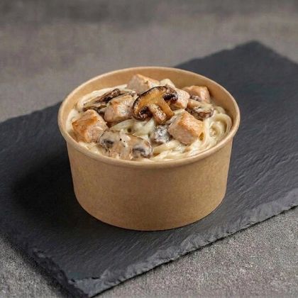 Удон с курицей и грибами в сливочном соусе