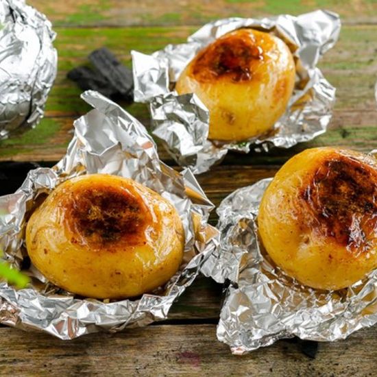 Картофель печеный на углях