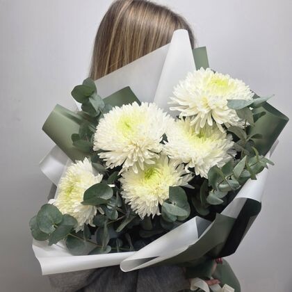 Букет из хризантемы и эвкалипта