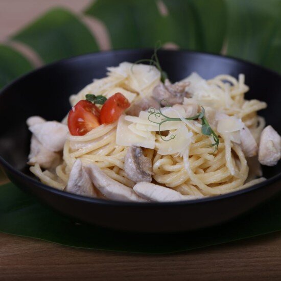 Паста  курица и грибы в сливочном соусе